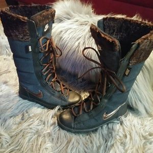 Nike Lace up sneaker Boots Faux Fur Trim.